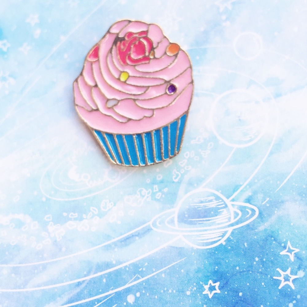 ✨ Pink Cupcake Pin ✨ - Picture 3 of 5